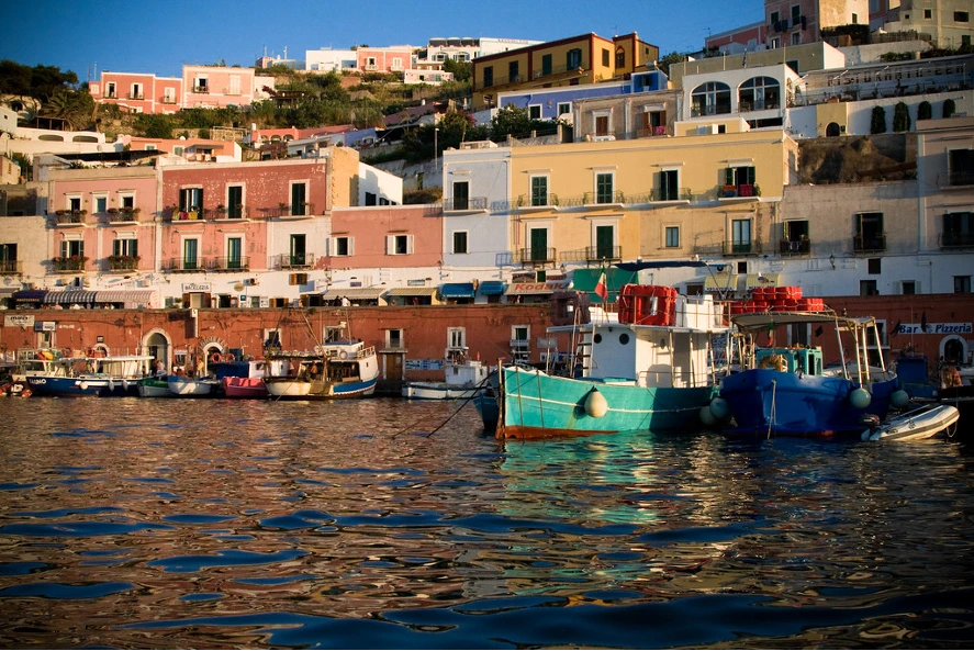 Guida ai musei e ai siti storici da visitare alle isole Pontine