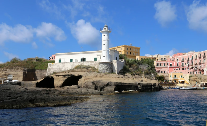 Isola di Ventotene: un viaggio tra natura, storia e relax nell'arcipelago Pontino