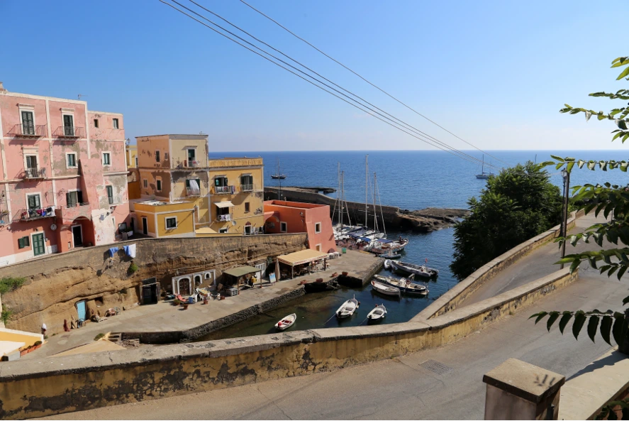 Isola di Ventotene: un viaggio tra natura, storia e relax nell'arcipelago Pontino