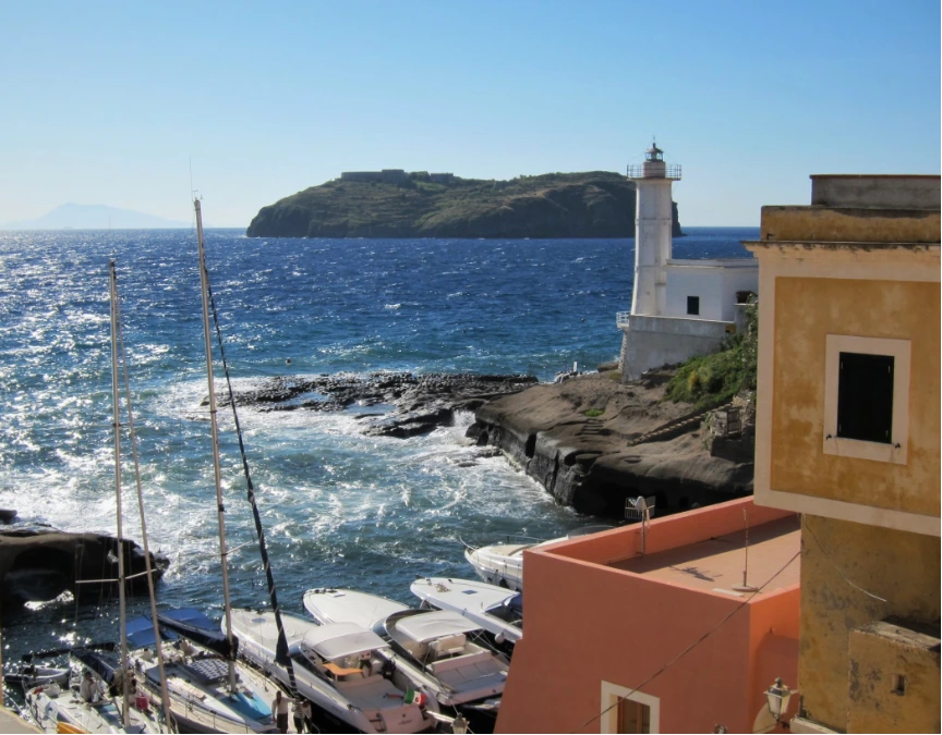 Isola di Ventotene: un viaggio tra natura, storia e relax nell'arcipelago Pontino